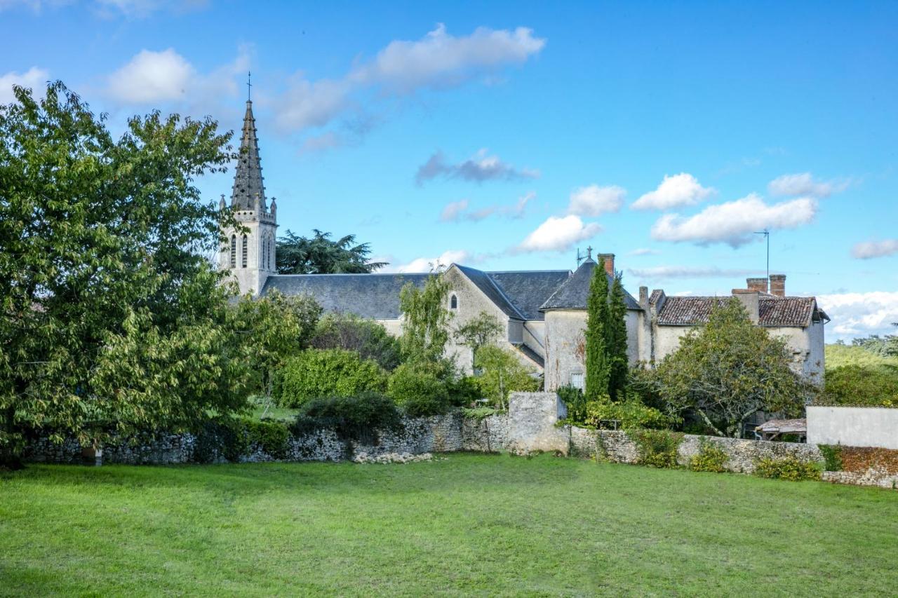 14Th Century Priory In Pressigny Pressigny (Deux-Sevres) Exterior foto